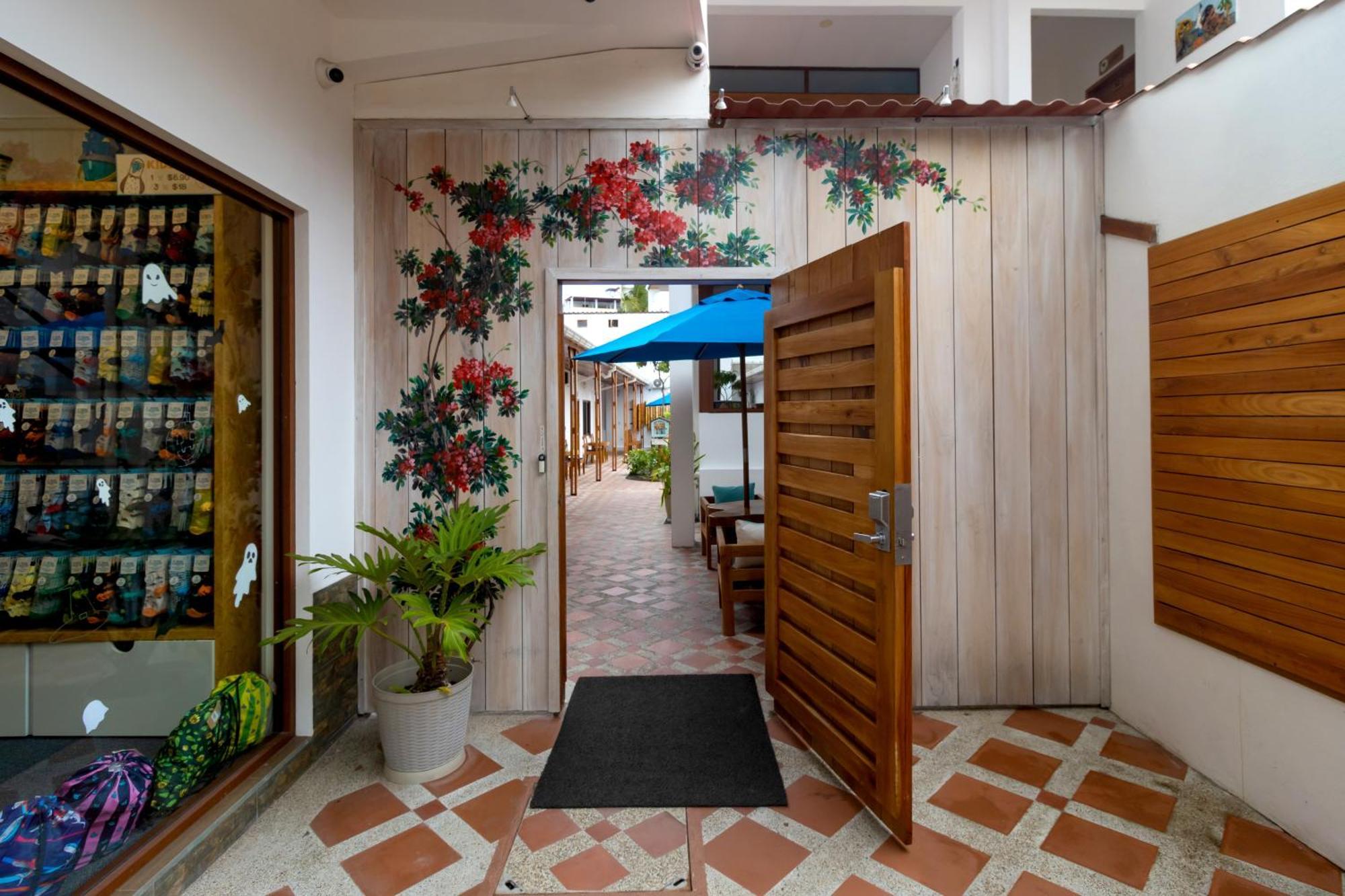 Plaza Luna Suites Puerto Ayora  Esterno foto